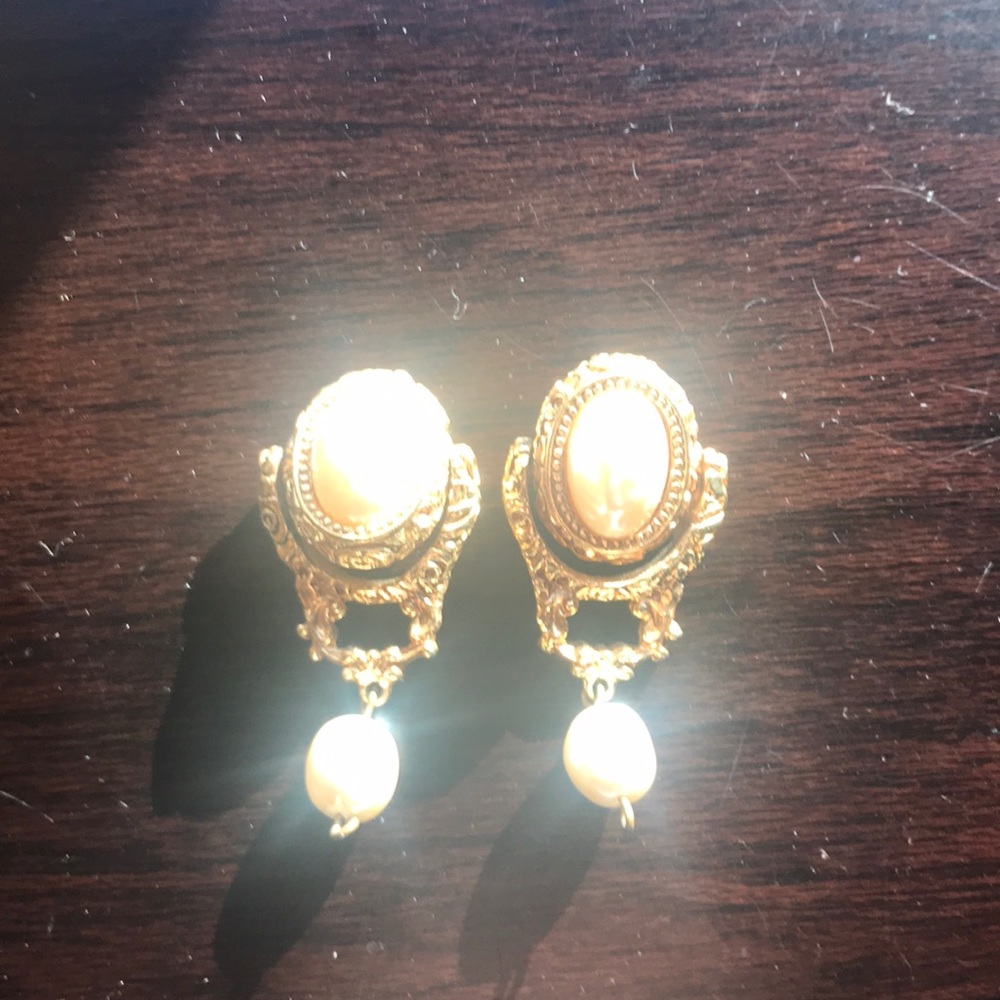 Golden pearl clip on earrings🌺